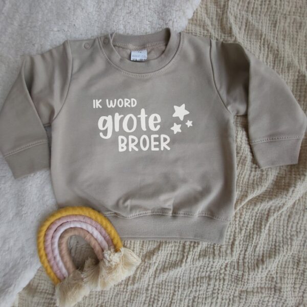 grote broer zand zwangerschapsaankondiging nude