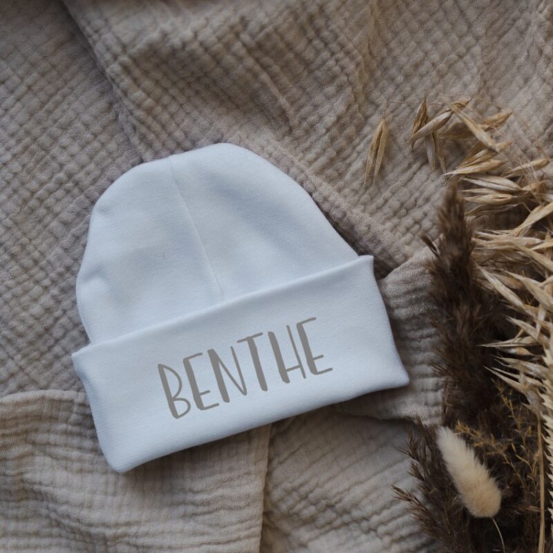 wit-mutsje-met-naam-benthe