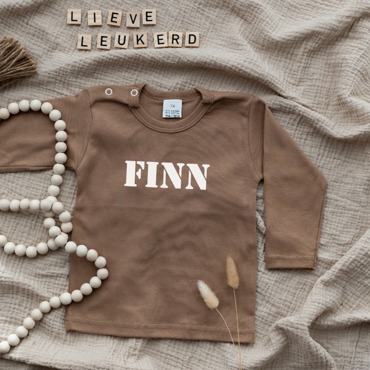 naam groot opdruk mokka shirt gepersonaliseerd trend