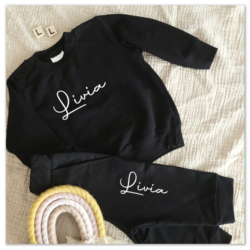 babysweater met joggingbroekje gepersonaliseerd
