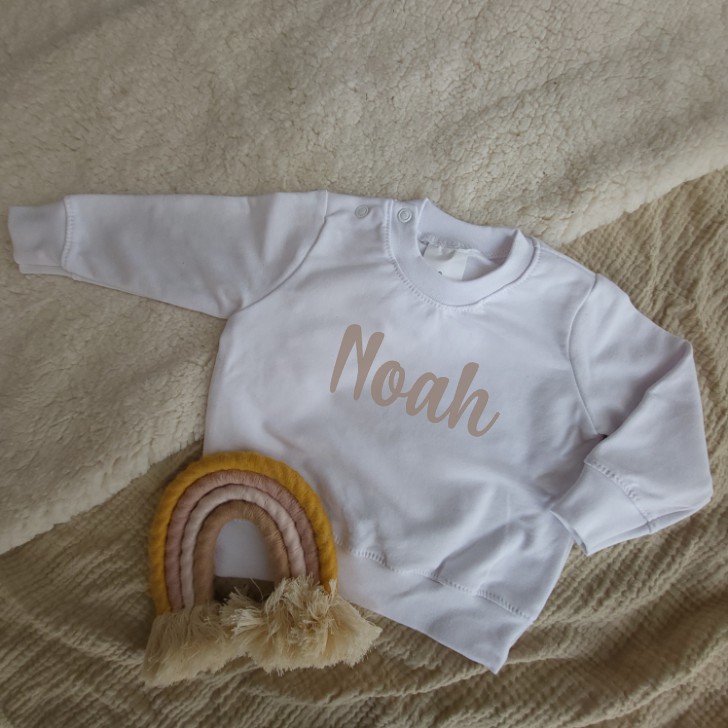 noah wit sweater groot naam zand neutraal babykleding gepersonaliseerd