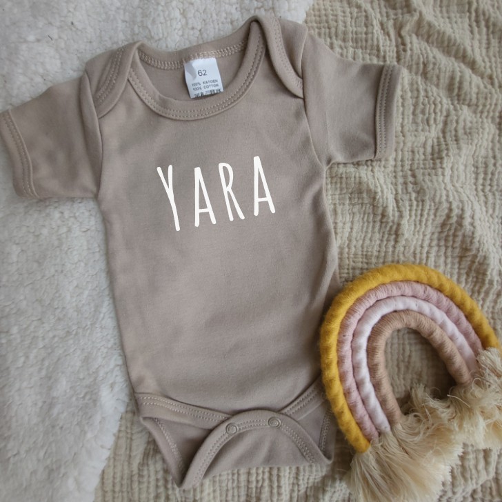 Romper naam Yara gepersonaliseerd zand naturel trend