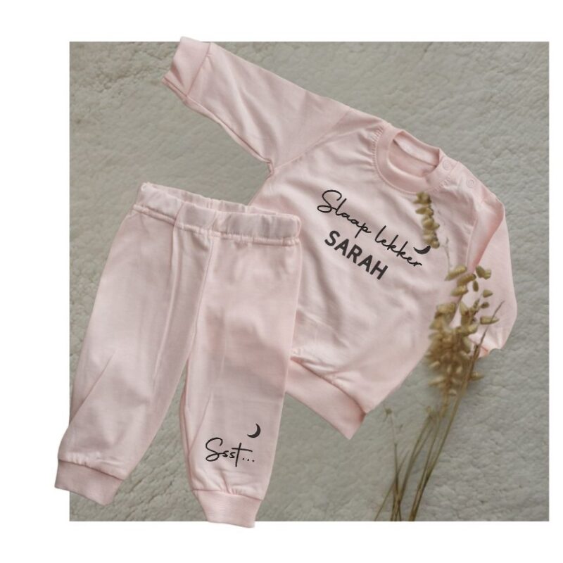 Pyjama-met-naam-slaap-lekker-sarah-roze